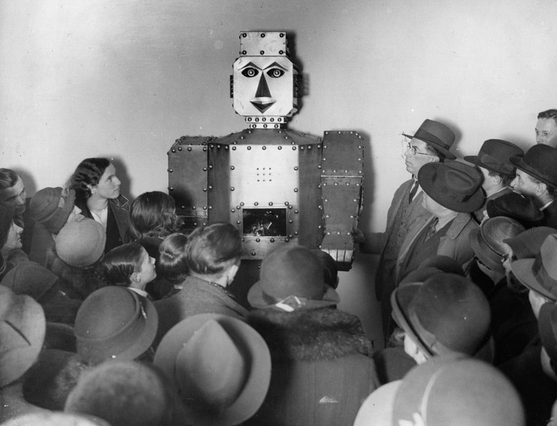 1934 год. Покупатели в универмаге Лондона слушают робота гадалку.