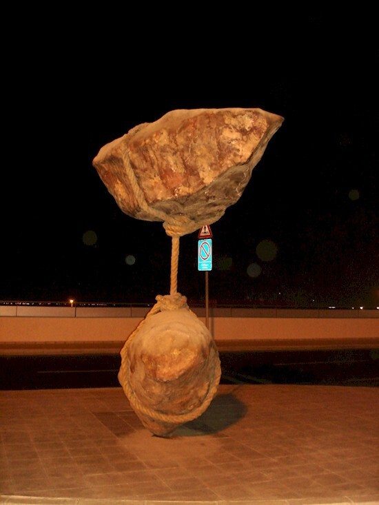 5. Скульптура в аэропорту Каира