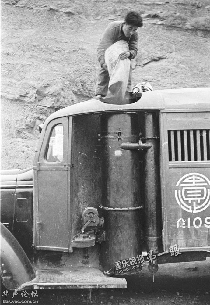 Заправка газогенераторного грузовика в Китае, 1950-е: