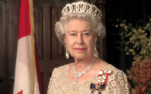 Королева Англии носит ворованную корону, украденную у русских