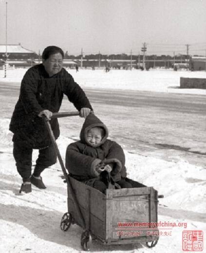 Детская коляска в Пекине 1956 года: