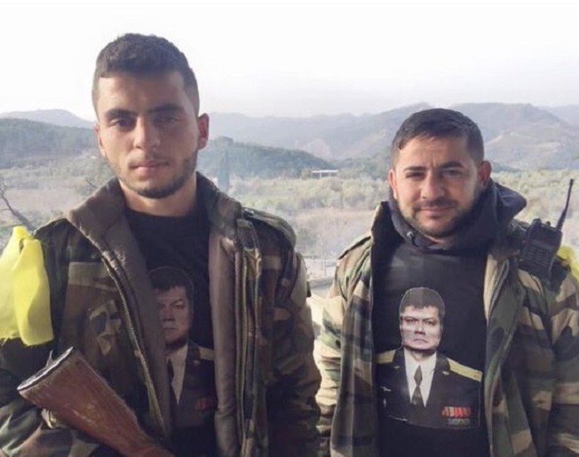 Сирийские ополченцы надели майки с портретом погибшего русского пилота.