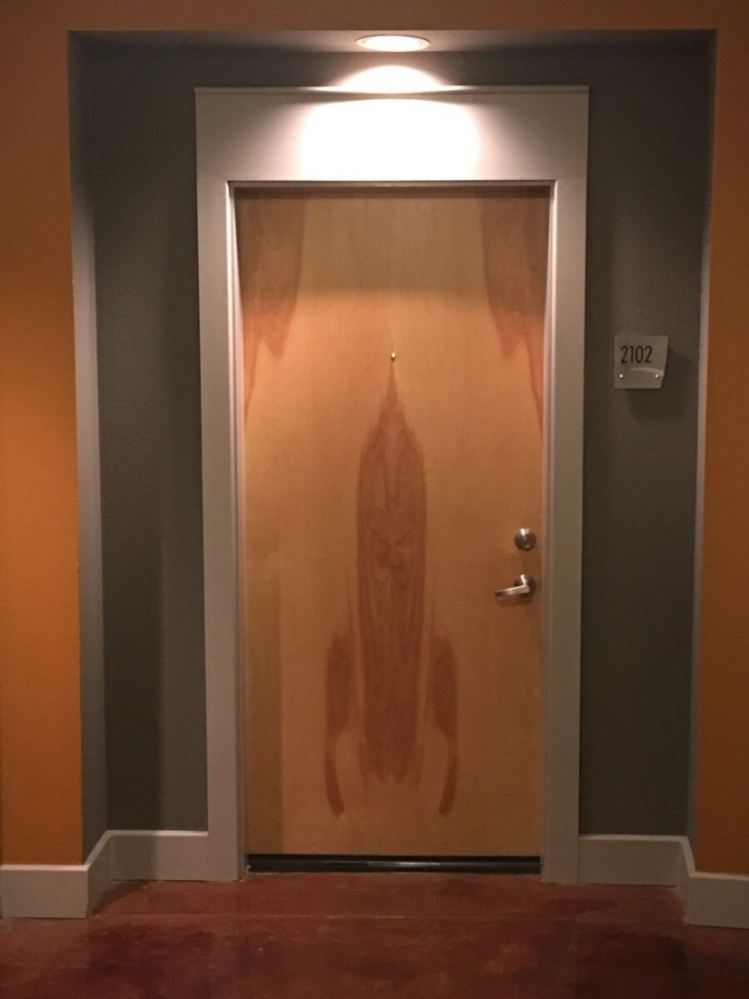 Дверь с ракетой