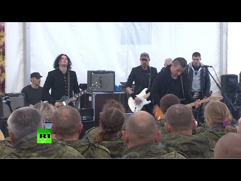 Музыканты группы "Агата Кристи" дали концерт на авиабазе "Хмеймим" (Сирия) для российских военнослуж 