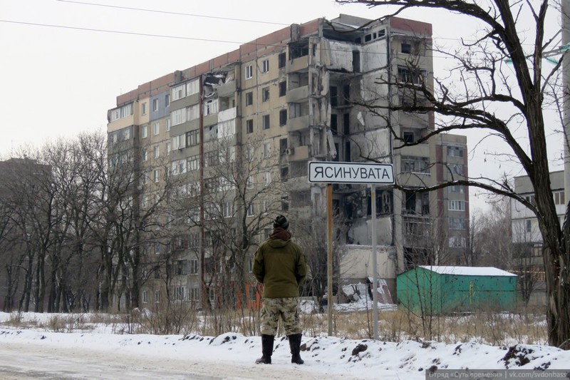 Когда я впервые попал в Ясиноватую в декабре 2014 года, город еще сильно обстреливался нацистами. Украинские позиции располагались менее чем в 5 км.