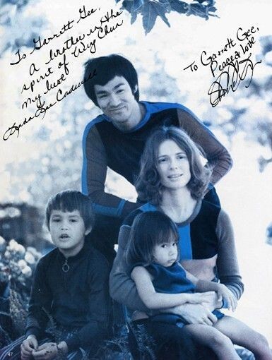 Трогательные семейные фотографии легендарного Брюса Ли. Таким вы его еще не видели!