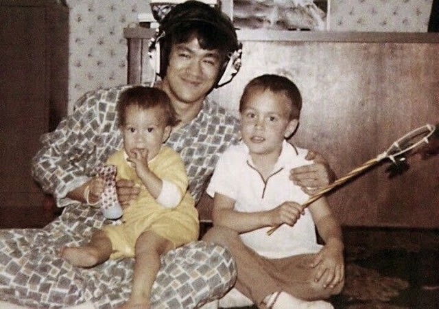 Трогательные семейные фотографии легендарного Брюса Ли. Таким вы его еще не видели!