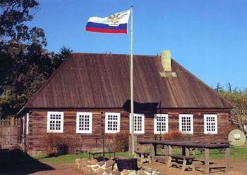 Флаг Российско-американской компании перед домом Александра Ротчева, последнего коменданта Форт-Росс
