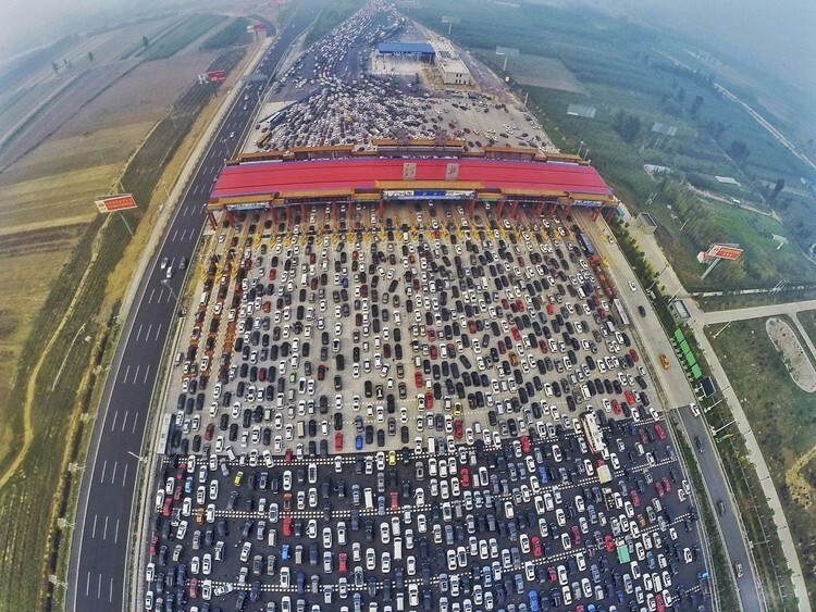 1. Пункт сбора оплаты за дорогу в Пекине забит машинами. Снимок сделан в этом году, в день, когда многие жители города возвращались домой после национального праздника.