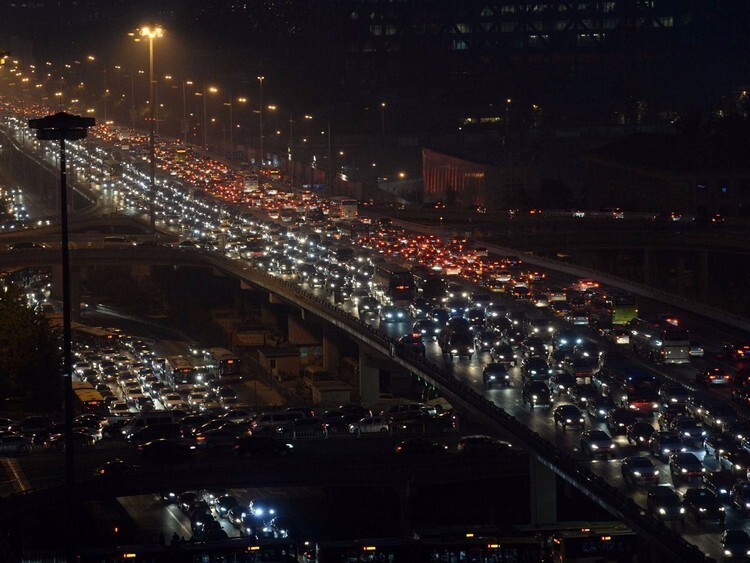 2. Автомобильное движение на этой дороге в Пекине полностью парализовано во время Всемирного дня без автомобиля 22 сентября 2014 года. Это заставило многих водителей перейти на другие виды транспорта.