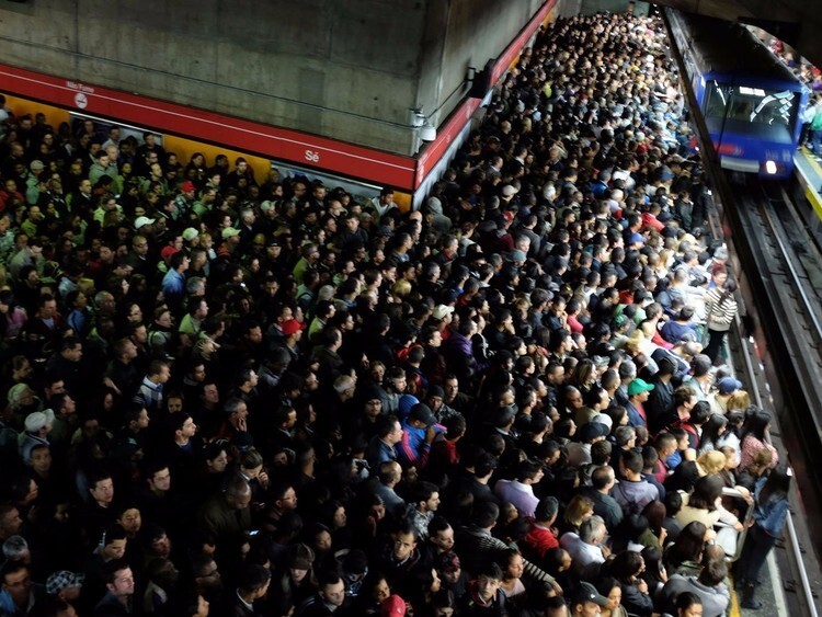 3. Пассажиры ждут поезда на остановке метро в центре Сан-Паулу, Бразилия.