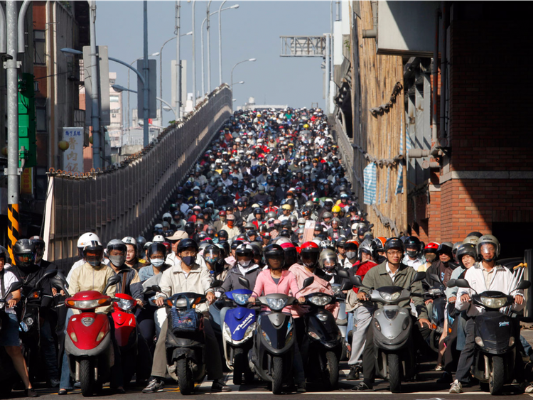 4. Скопление мотоциклистов на перекрестке во время часа пик в Тайбэе, Тайвань.