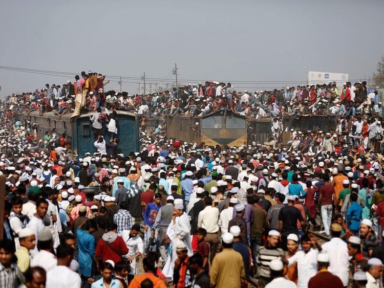 5. Толпы людей готовятся сесть на поезд в городе Дакка, Бангладеш.