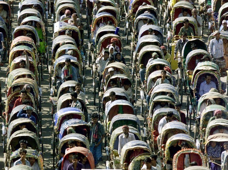 6. Рикши — еще одно популярное в Бангладеш транспортное средство; во время праздников их число вырастает почти до 3 млн.