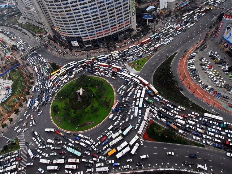7. Автомобили столпились на развязке автомагистрали в китайском городе Сямынь.