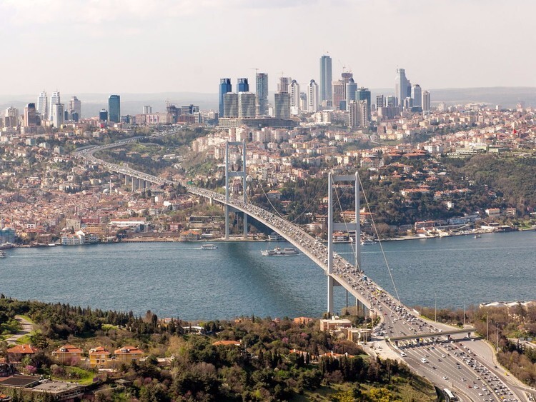 8. Знаменитый Босфорский мост, соединяющий районы Ортакёй и Бейлербейи в Стамбуле, во время пробки в час пик.