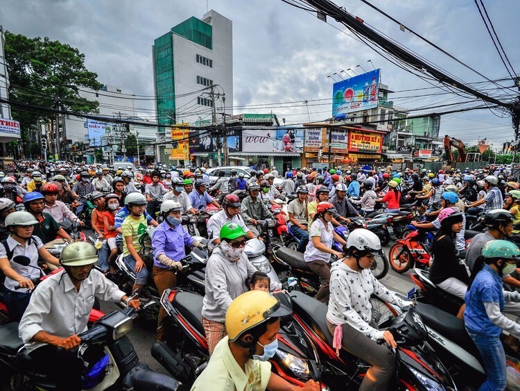 9. Автомобили, автобусы и мотоциклы — все вносят свой вклад в транспортный поток города Хошимин во Вьетнаме.