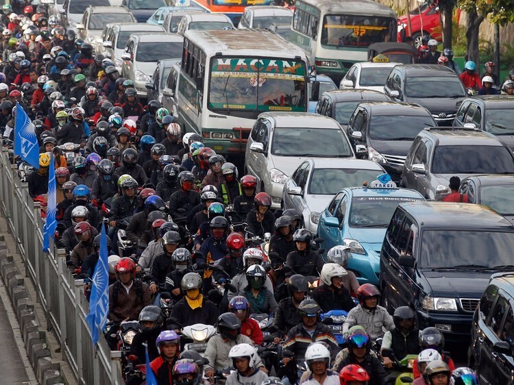 10. Переполненные улицы Джакарты, Индонезия, часто вынуждают горожан проводить в пробке по несколько часов.