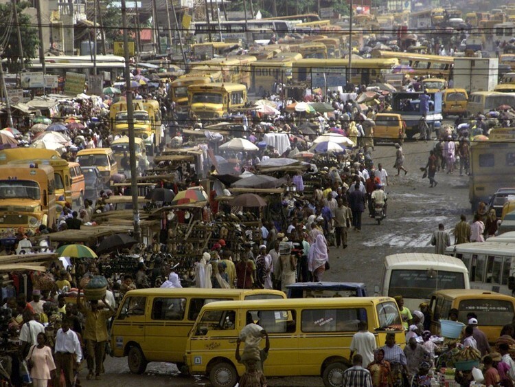 12. Сотни машин стоят в пробке в районе Ошоди в Лагосе, Нигерия. В Нигерии пробки называют «go-slow» и, по словам местных жителей, они вероятны в любое время суток.