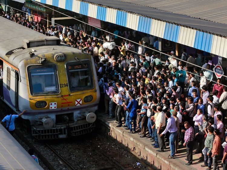 16. Пассажиры ждут поезда на железнодорожной станции в Мумбаи, Индия.