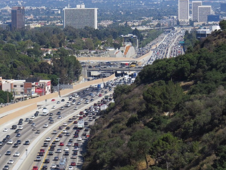 18. Лос-Анджелес, Калифорния, располагается на десятом месте списка TomTom. В среднем, путь, который обычно занимает полчаса, в час пик увеличивается примерно на 25 минут.