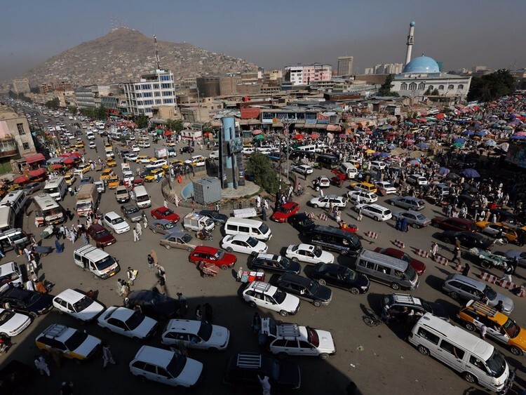 20. Как сообщает агентство Reuters, улицы Кабула в Афганистане все чаще оказываются забиты автомобилями и автобусами.