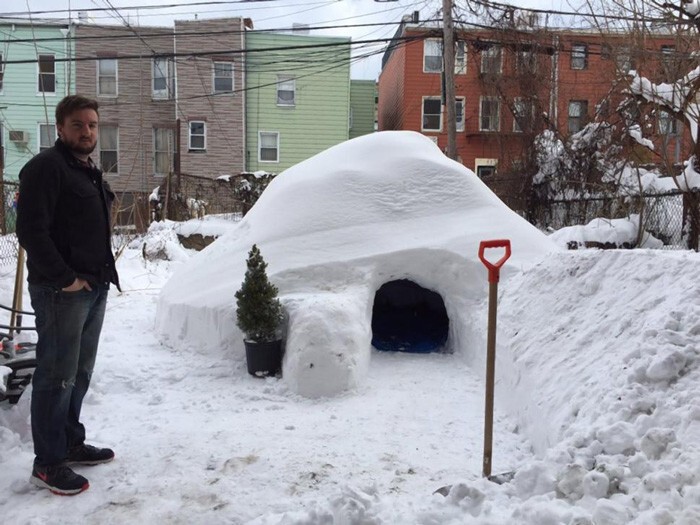 После снежной бури в Бруклине мужчина построил иглу и выставил зимнее жилище в аренду