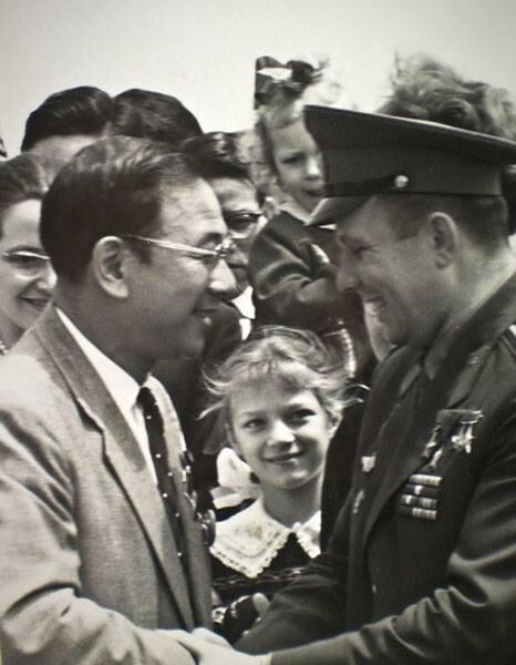 В Токийском аэропорту Ханеда Гагарина встречали 10 тысяч человек. Когда Юрий Алексеевич сказал им, что первой из космоса он увидел Японию, восторгу не было предела. Японцы скандировали: "Банзай, Гагарин!"