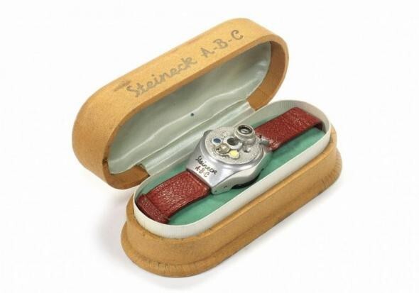 Камера в форме ABC-часов, сделанная немецкой компанией Steineck в 1948 году, была популярным инструментом частных детективов в 1950-х. Но неизвестно, использовались ли наручные часы, оснащенные 12,5-мм объективом, разведчиками.