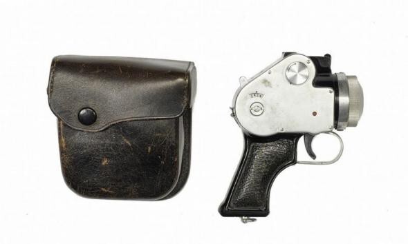 Еще одна японская камера, замаскированная под оружие. Пистолет-камера Mamiya мог снять портрет человека с 10 шагов. Выпускался с 1954 года. Было сделано только 250 штук в целях подготовки сотрудников полиции.