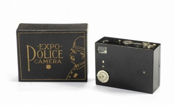 Нью-йоркская камера Expo Police (была в продаже между 1911 и 1924 годами) тоже не маскировалась под другие предметы, но подходила для слежки, так как была размером со спичечный коробок.