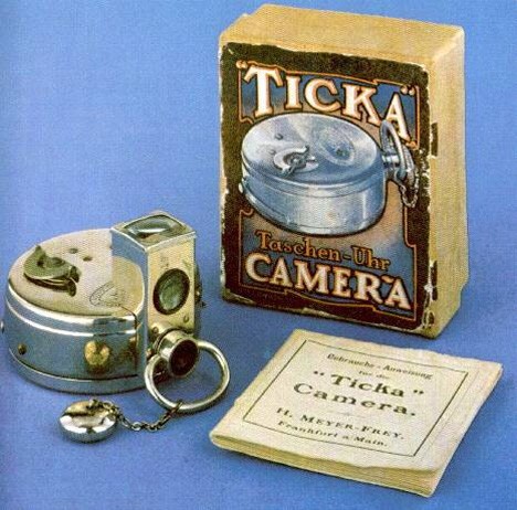 Тика, Лондон, 1906 год. Эта камера лишь маскировалась под часы. Стрелки на циферблате были нарисованы.