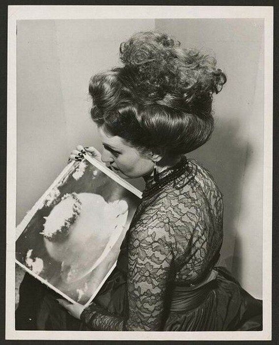 Причёска «ядерный гриб», 1951 г.
