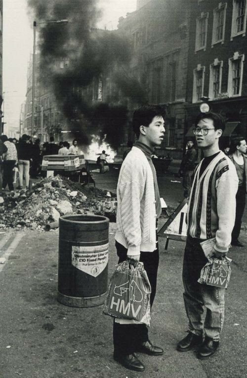 Японские туристы после погромов 1990, Лондон.