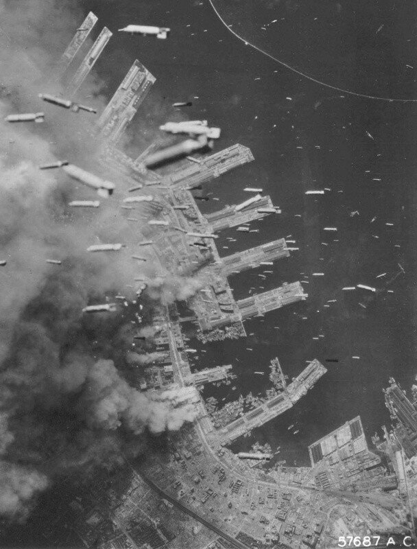 Бомбардировка американской авиацией японского порта Кобе.