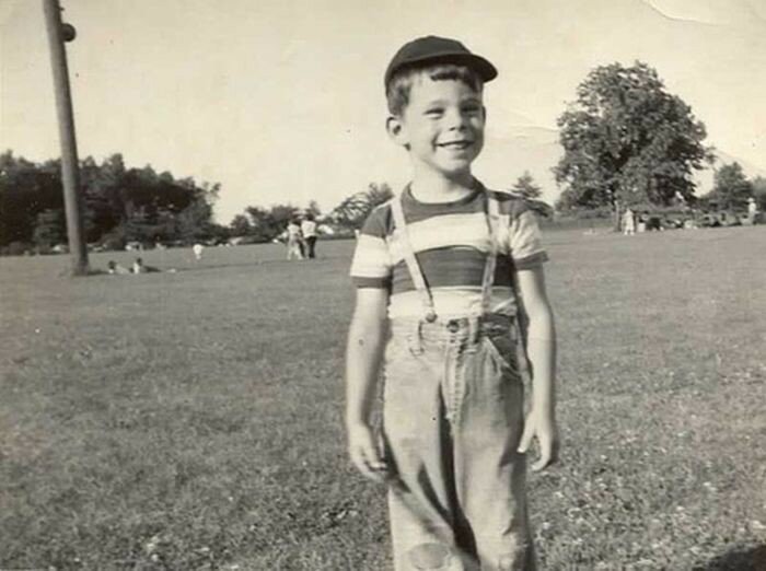 Стивен Кинг на лужайке, 1950–е, США