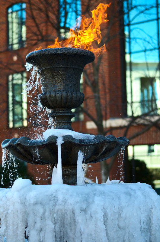 Лед и пламя в одном фонтане