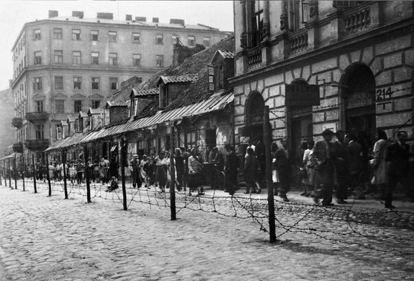Тяжелые снимки, запечатлевшие жизнь и смерть в Варшавском гетто.