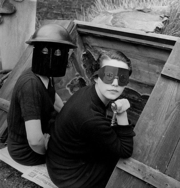 Девушки в сварочных масках. Англия, Лондон, 1941 год