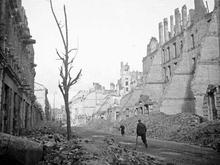 Варшава, 1945 год.
