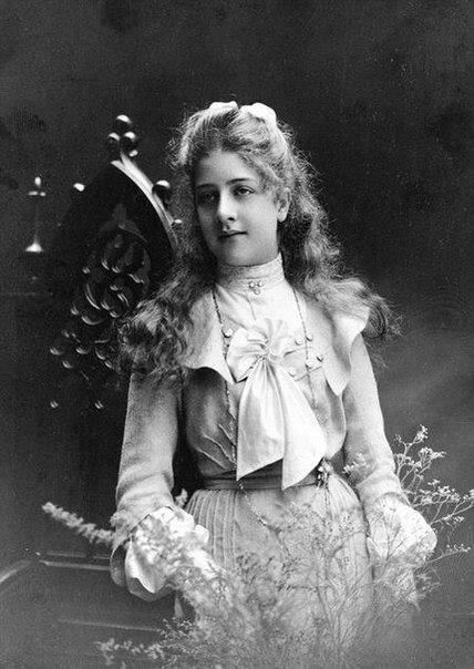 Мерседес Еллинек, девочка, в честь которой был назван автомобиль, 1900-е.