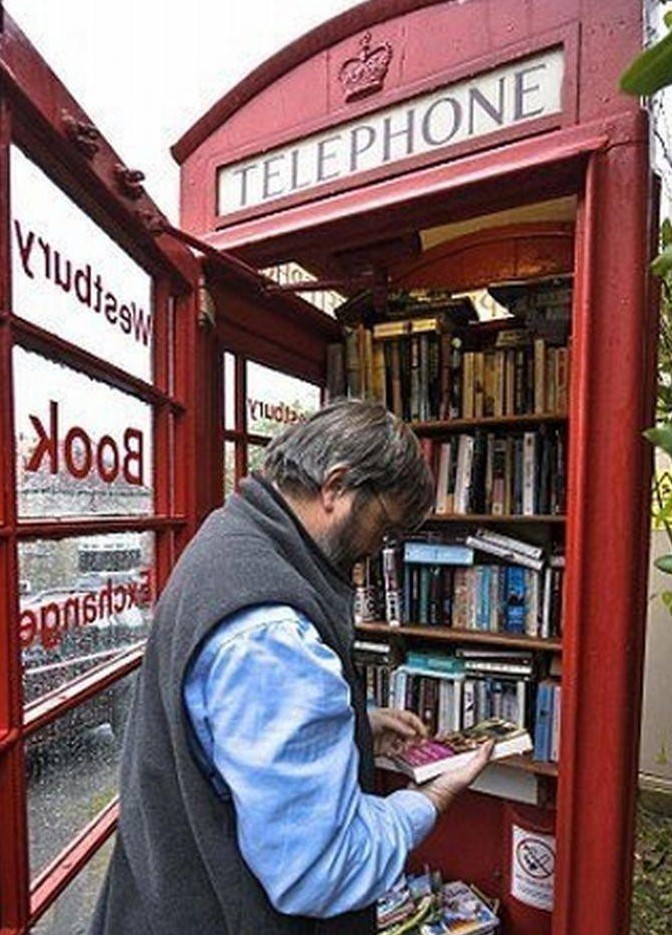 Хорошая идея. Уличная библиотека, где люди обмениваются книгами