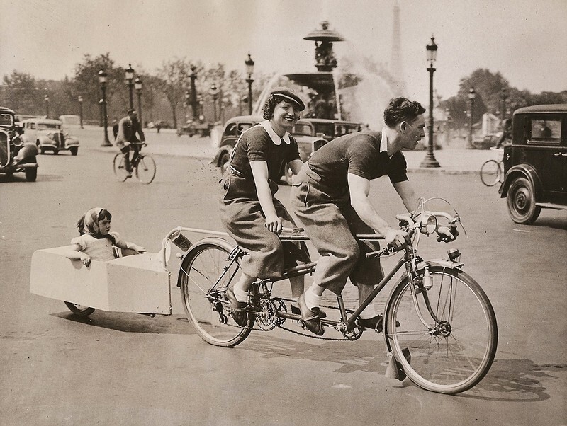  Семейная велопоездка в Париже 1938 года:
