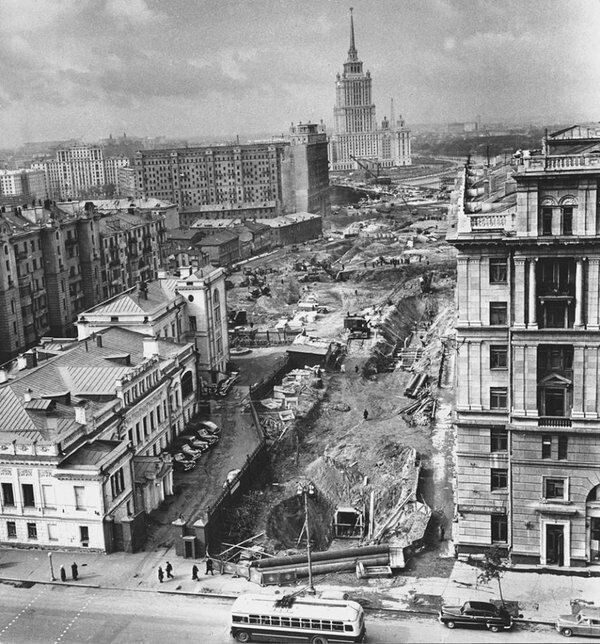 В Москве прорубают проспект Калинина, ныне Новый Арбат, 1963 год.