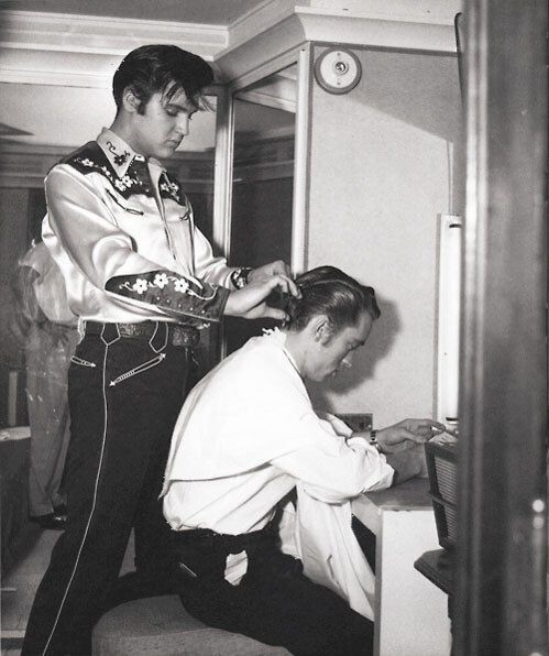 Элвис Пресли укладывает волосы Джонни Кэшу, 1960 год.