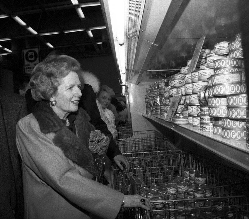 Премьер-министр Великобритании Маргарет Тэтчер осматривает универсам в Крылатском