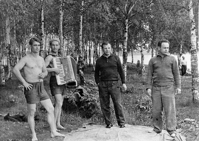 Юрий Гагарин, Алексей Леонов, Борис Волынов, Виктор Горбатко на пикнике в Долгопрудном 