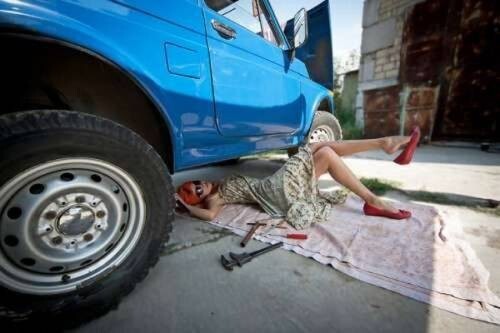 Действия девушек, если у них сломалась машина на дороге