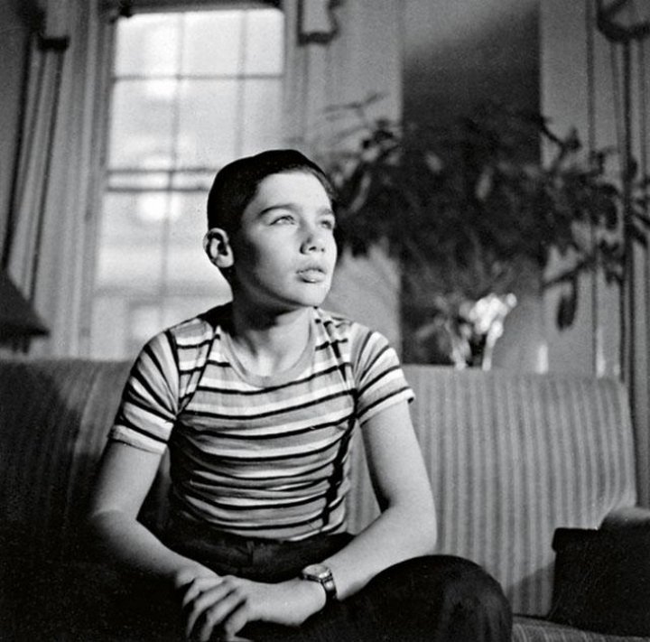 Двенадцатилетний Владимир Познер в нью-йоркской квартире