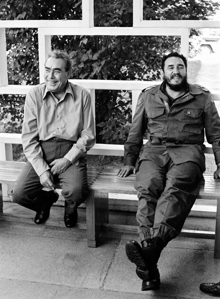 Леонид Ильич Брежнев и Фидель Кастро вместе смеются над американцами, СССР.